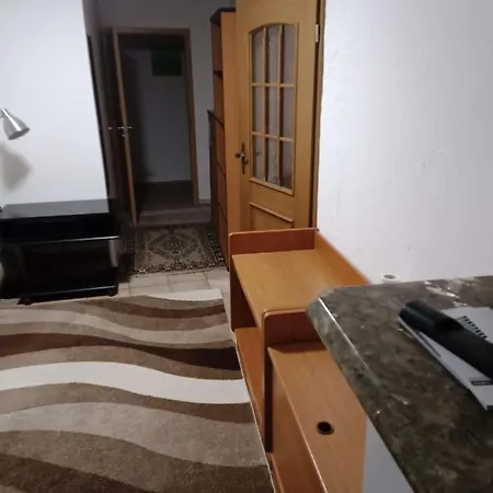 Appartementshaus. Einzelzimmer Wc/dusche, Gemeinschaftskuche, Zentral, Parkplatz Kostenlos In 91639 Apartment