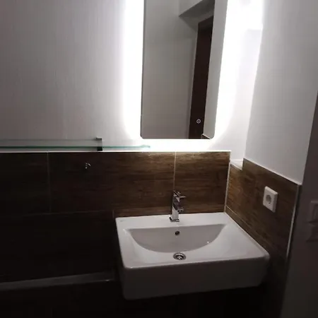 Appartementshaus. Einzelzimmer Wc/dusche, Gemeinschaftskuche, Zentral, Parkplatz Kostenlos In 91639