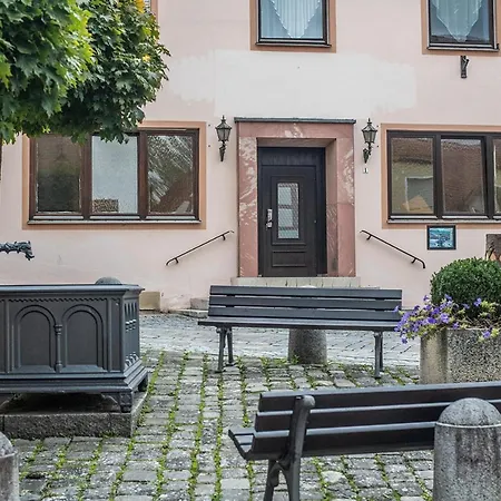 Appartementshaus. Einzelzimmer Wc/dusche, Gemeinschaftskuche, Zentral, Parkplatz Kostenlos In 91639 Appartement Wolframs-Eschenbach